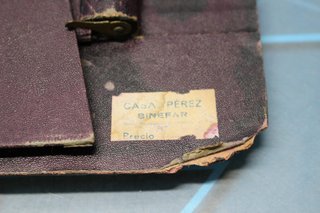 Marco antiguo de cuero repujado.