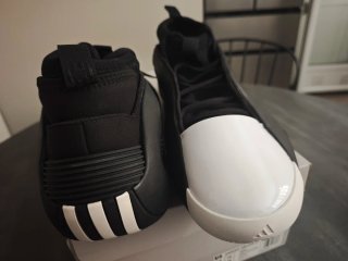 Zapatillas Baloncesto Negras y Blancas