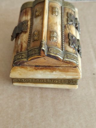 Caja antigua de hueso con adornos
