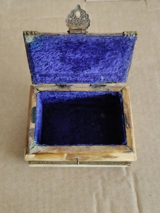Caja antigua de hueso con adornos