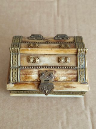 Caja antigua de hueso con adornos