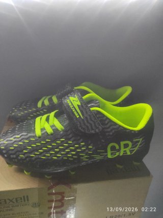 Botas de fútbol CR7 negras y verdes