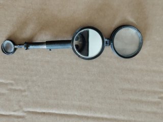 Brújula siglo XXI con lupa y espejo