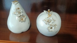 Figuras de porcelana con flores doradas