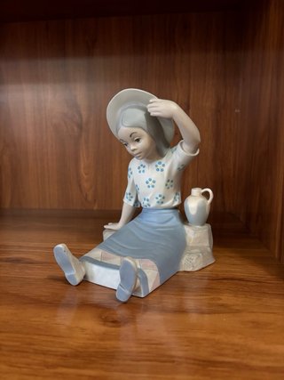 Figura porcelana niña sombrero y cántaro