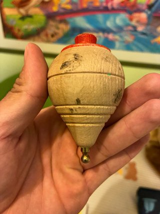 Peonza de madera con punta metálica