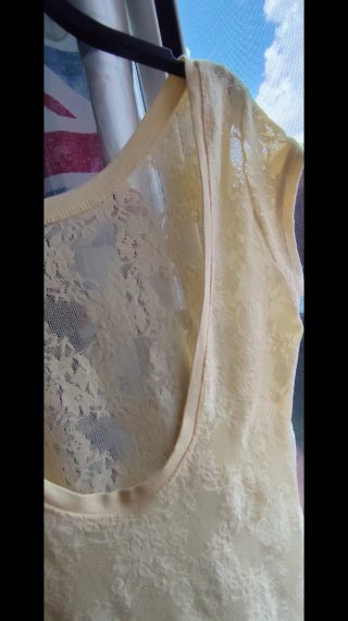 Camiseta (Zara) encaje.   escote espalda, Amarillo