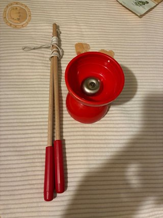 Diábolo rojo con palos de madera
