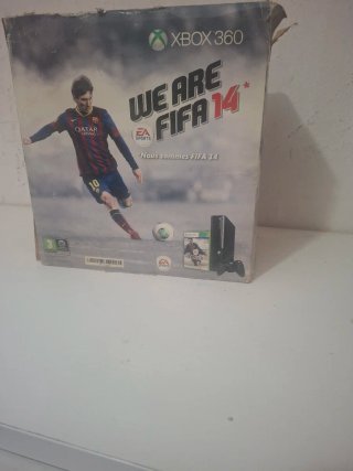 Xbox 360 250GB + FIFA 14 + 2 controller