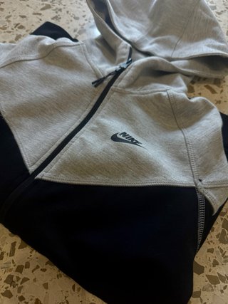 Conjunto Nike Tech Fleece Gris y Negro para niño S