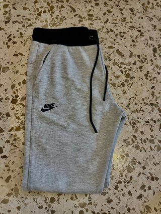 Conjunto Nike Tech Fleece Gris y Negro para niño S