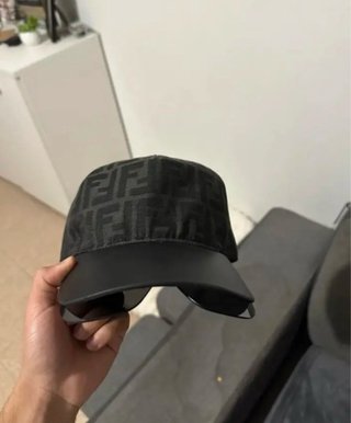 Gorra Fendi con gafas de sol