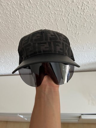 Gorra Fendi con gafas de sol