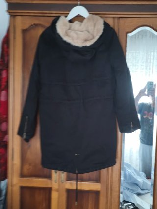 Parka negra con forro de pelo