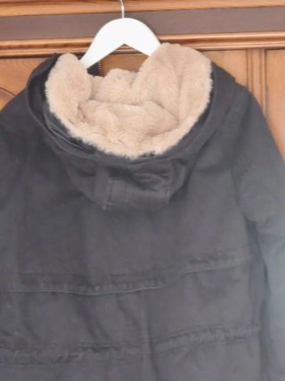 Parka negra con forro de pelo
