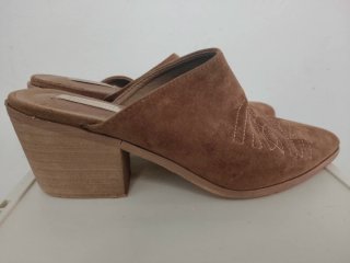 Mules / zuecos de ante color camel – tacón efecto