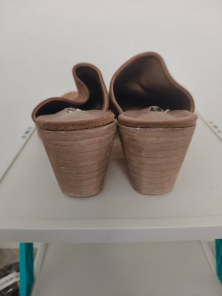 Mules / zuecos de ante color camel – tacón efecto