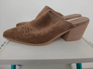 Mules / zuecos de ante color camel – tacón efecto