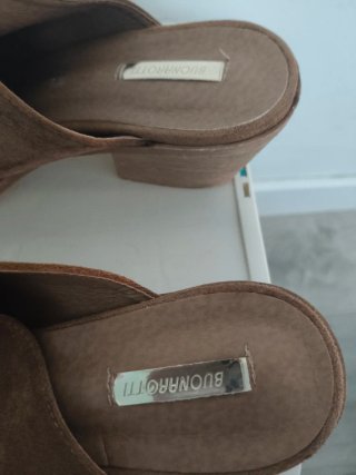 Mules / zuecos de ante color camel – tacón efecto