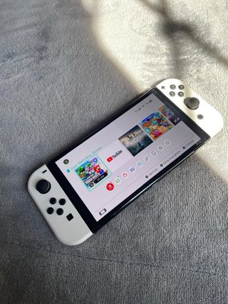 Nintendo Switch OLED bianca