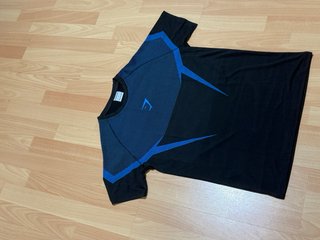 Camiseta Gymshark Negra y Azul Talla L