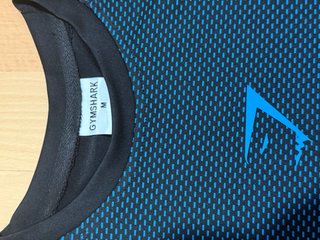Camiseta Gymshark Talla M Negra y Azul