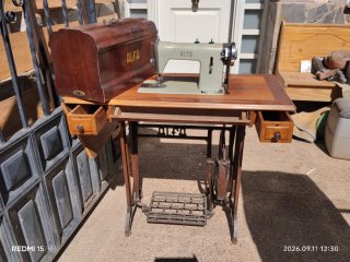 Máquina de coser ALFA con mueble