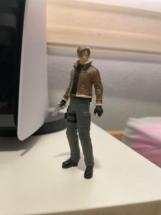 Figura Leon S. Kennedy Resident Evil 4 Agatsuma