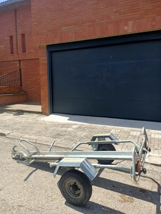 Remolque para moto de campo.