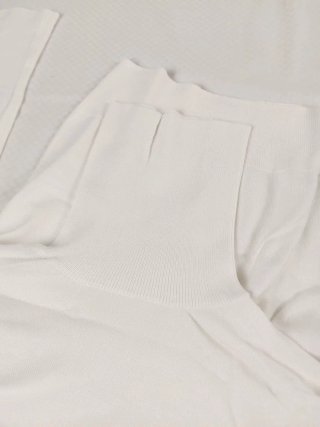 Maglione Dolcevita Bianco con Dettagli ai Polsi
