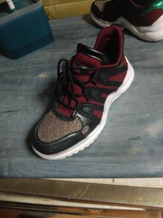 Zapatillas deportivas negras y verdes