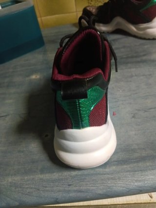 Zapatillas deportivas negras y verdes