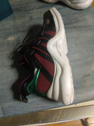 Zapatillas deportivas negras y verdes