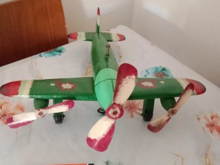 Avión antiguo de arte popular