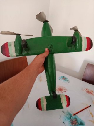 Avión antiguo de arte popular