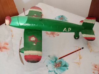 Avión antiguo de arte popular