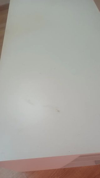 Escritorio blanco con cajón y estante