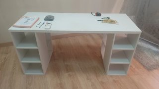 Escritorio blanco con cajón y estante