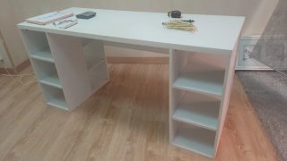 Escritorio blanco con cajón y estante