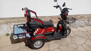 Triciclo Eléctrico Rojo con Cesta