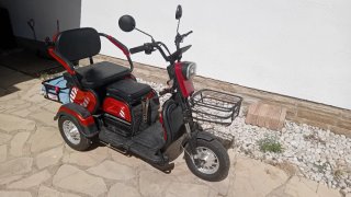 Triciclo Eléctrico Rojo con Cesta
