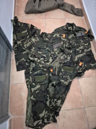 Precio en privado. Ropa militar UME y Ejercito tie