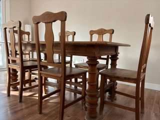 Mesa de comedor y 6 sillas de madera