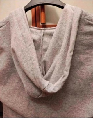 Abito in cotone con cappuccio e scritta NEVER