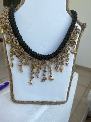 Collana uncinetto con perline e ciondoli
