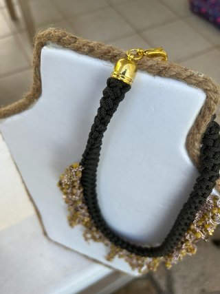 Collana uncinetto con perline e ciondoli