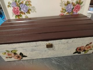 Caja de madera restaurada con flores y craquelada