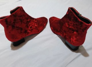 Botines de terciopelo rojo