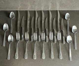 Conjunto 24 cubiertos metal plateado
