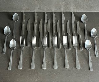 Conjunto 24 cubiertos metal plateado